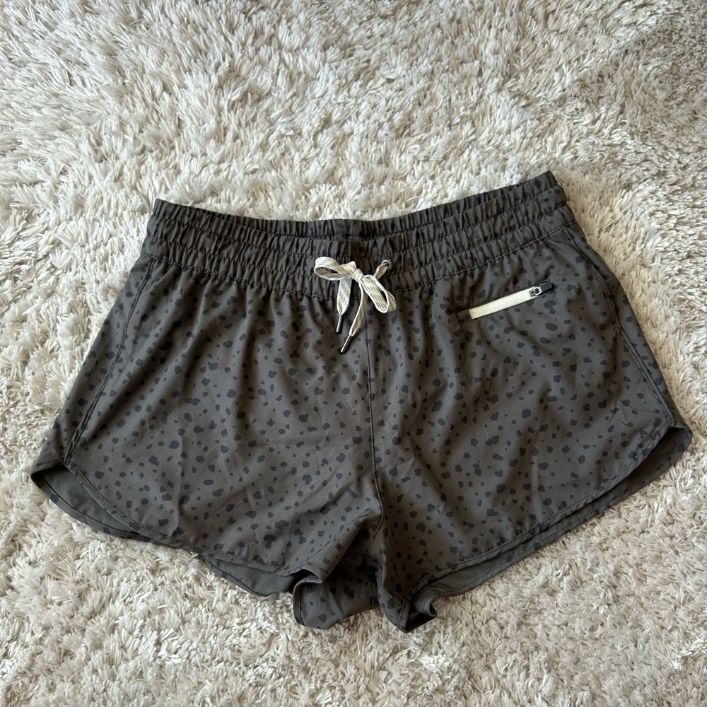 Vuori Clementine 2.0 Shorts Gray/Black Size Medium 2.5”